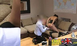 Agent streekt kleine ...